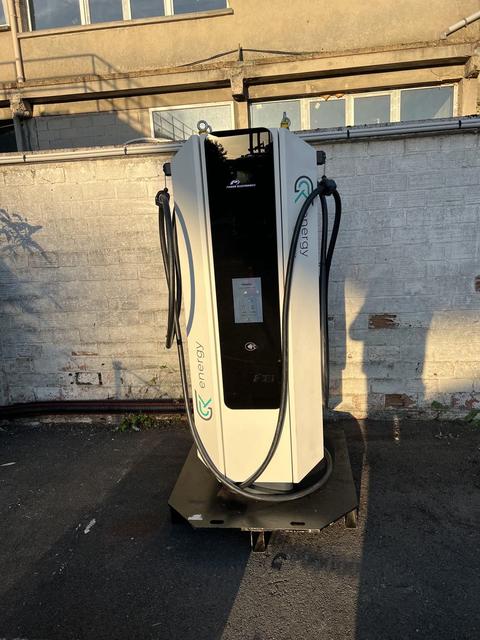 Borne de recharge rapide pour véhicule électrique installée par BBA Energie